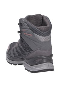 Szare buty trekkingowe z siateczki i materiałów syntetycznych, z wysokim wsparciem kostki, sznurowanym fasonem oraz teksturowanymi podeszwami zapewniającymi przyczepność. Posiadają technologię GORE-TEX.