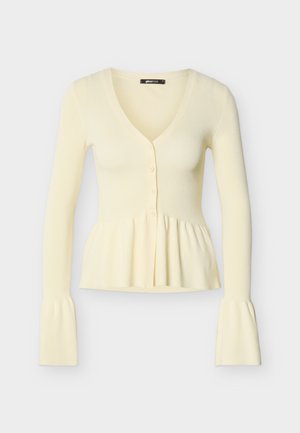 Kreemikas soonikkoega pikkade varrukatega kardigan V-kaelusega, ees kolm nuppu, kogutud peplumi vöökoht ja lehvivad varrukaservad.