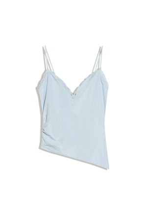 Camisole en satin bleu clair avec fines bretelles et bordure en dentelle le long du décolleté en V, présentant un ourlet légèrement asymétrique.