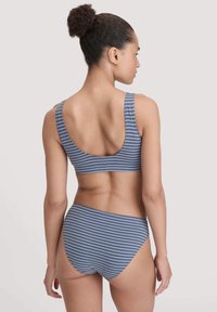 Gestreepte blauw en grijze bikini set met een scoop-back bralette en bijpassende lage slipjes, gemaakt van zachte, rekbare stof.