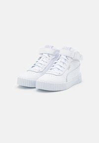 Sneaker alte bianche in pelle, con suola in gomma testurizzata, chiusura con lacci e cinturino in velcro per una vestibilità sicura.
