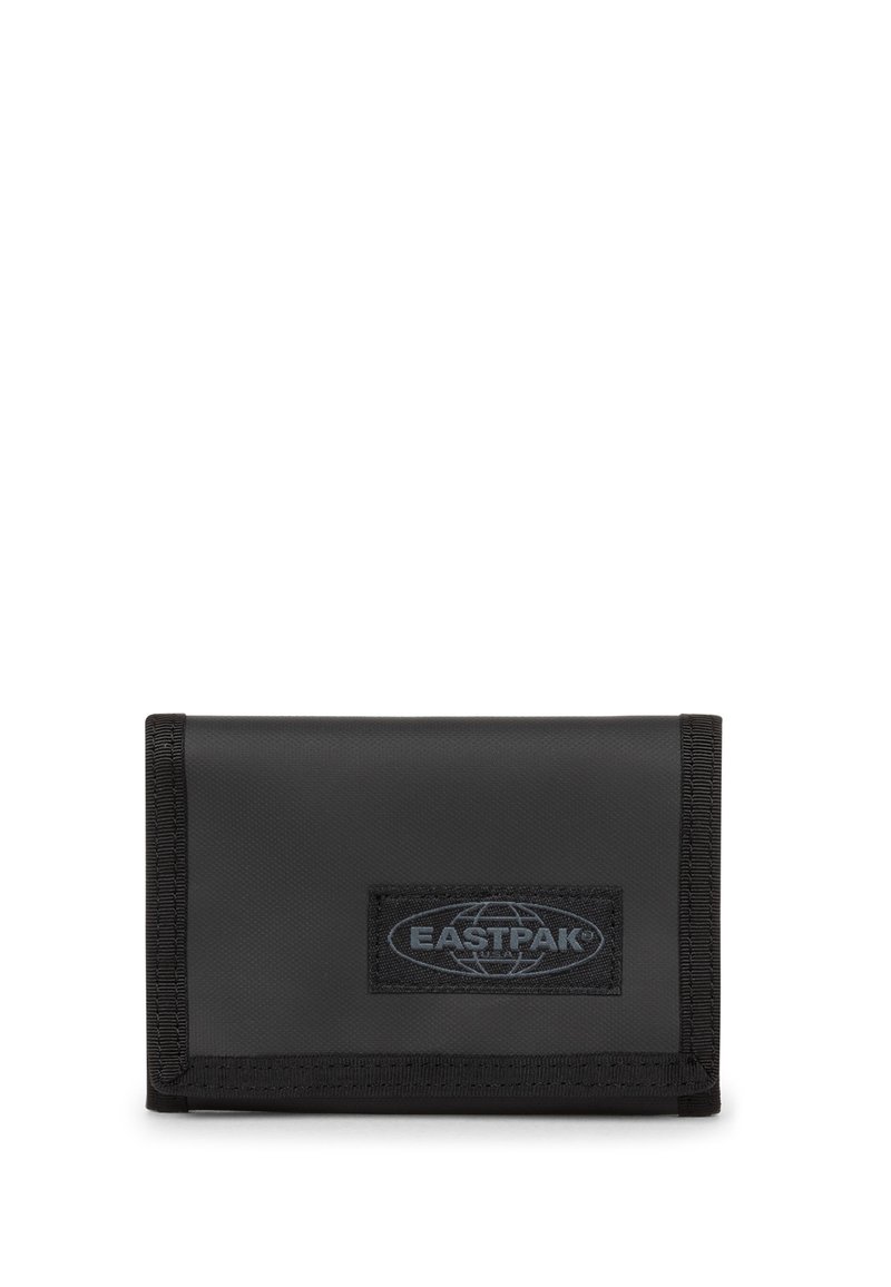 Portafoglio Eastpak nero rettangolare con bordi cuciti e toppa logo centrata sulla patta anteriore su sfondo bianco.