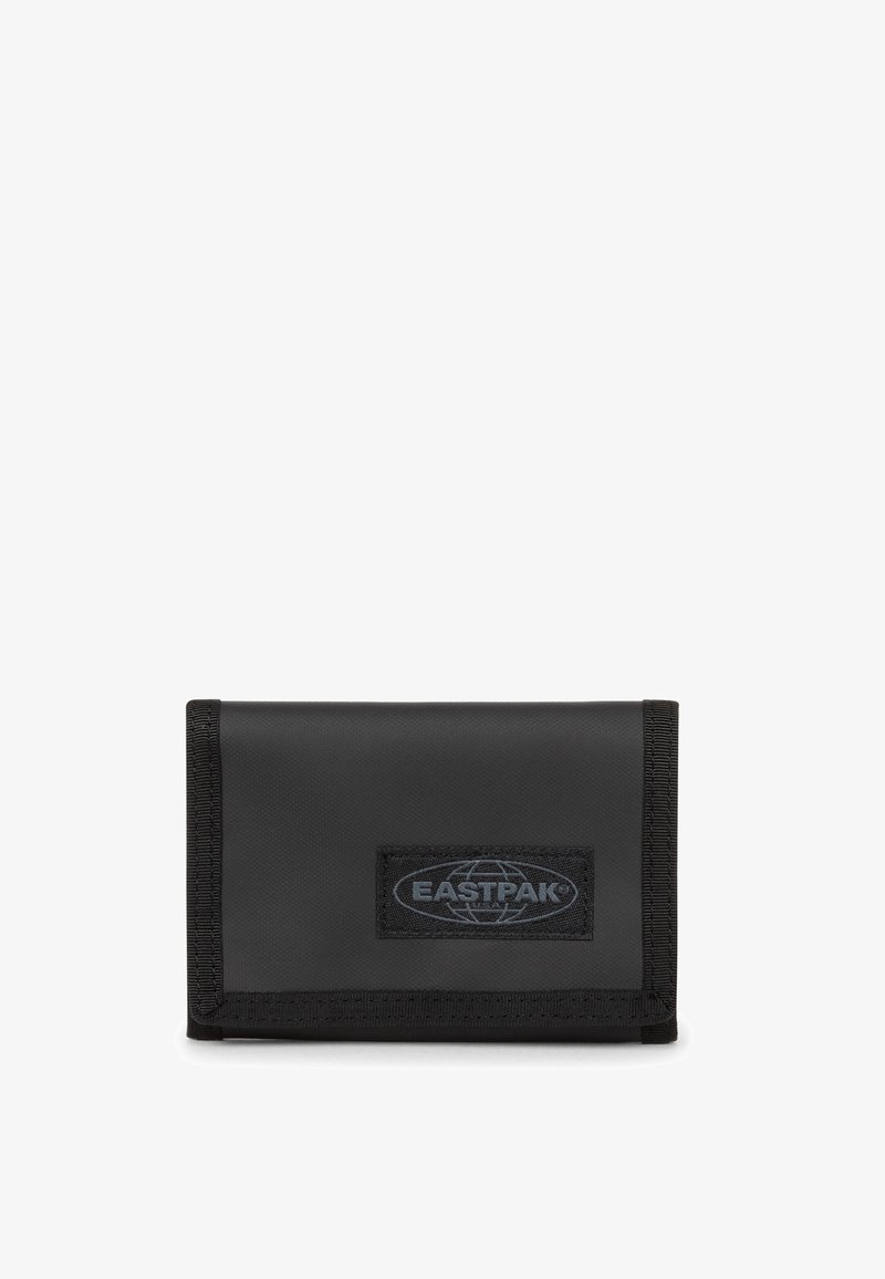 Portafoglio Eastpak nero rettangolare con bordi cuciti e toppa logo centrata sulla patta anteriore su sfondo bianco.