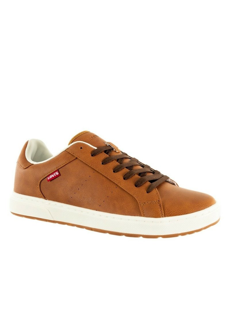 Adidași din piele maro cu talpă din cauciuc albă, vârf rotund, șireturi maro și un accent roșu cu logo pe lateral. Textură netedă și design minimalist.