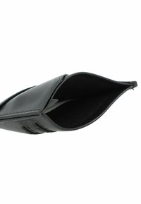Portafoglio in pelle nera con superficie liscia, profilo sottile, design aperto che mostra la fodera interna scura, forma rettangolare e dettagli hardware minimi.