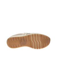 Gabor Sneaker mit einem beigen Wildleder-Obermaterial und dekorativen Details. Die leichte Gummisohle verfügt über ein ausgeprägtes Profilmuster für besseren Halt.