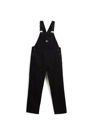 Schwarze Denim-Latzhose mit verstellbaren Trägern, Metallbeschlägen, einer Vordertasche und Seitentaschen. Glatte Textur und gerades Bein Design.