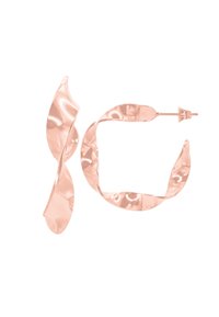Ohrringe aus roségoldfarbenem Metall mit einem strukturierten, gedrehten Design. Sie verfügen über einen Stecker zur Befestigung und haben eine leichte, gebogene Form.