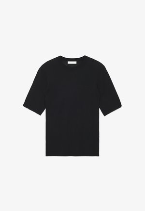 Must värviline lühikeste varrukatega ümar-kaelusega T-särk, millel on sirge äär, asetatud valgele taustale.