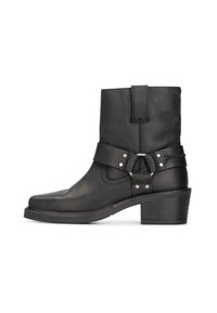 Bottines en cuir noir avec un design structuré, bout carré, sangle à boucle sur le côté et petit talon carré. Fini mat, détails minimalistes.