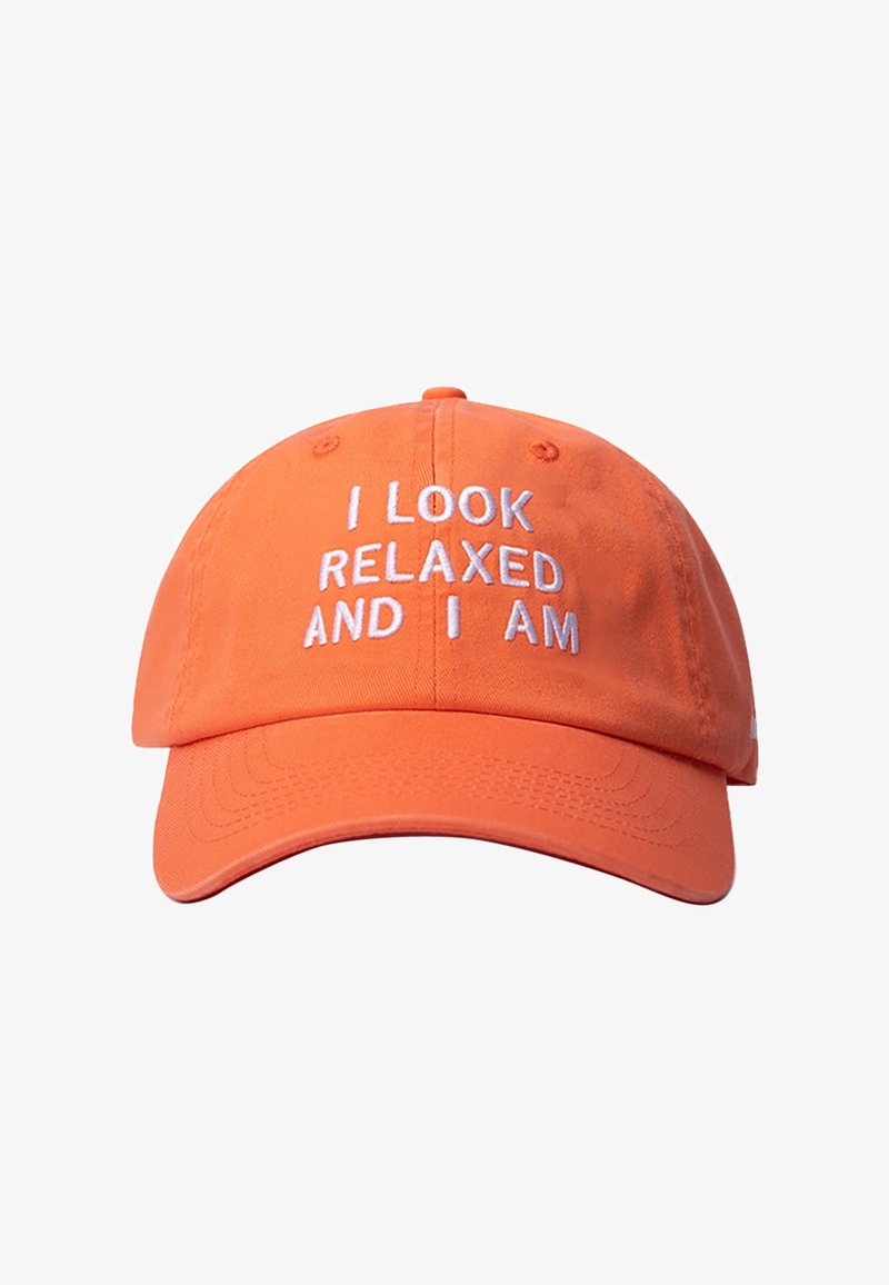 Casquette de baseball orange avec un texte brodé en blanc disant "J'AI L'AIR DÉTENDU ET JE LE SUIS" au centre avant.