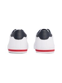 Λευκά δερμάτινα sneakers με μπλε ναυτικό καπάκι στην φτέρνα και κόκκινη λεπτομέρεια στη σόλα. Στρογγυλή μύτη και επίπεδη σχεδίαση. "HILFIGER" αποτυπωμένο στη φτέρνα.