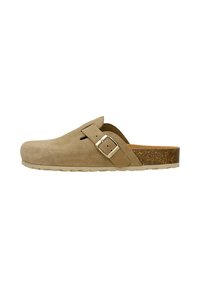 Infradito in suede beige con punta rotonda, cinturino regolabile e sottopiede in sughero testurizzato. Presenta una suola in gomma leggera con tacco piatto.