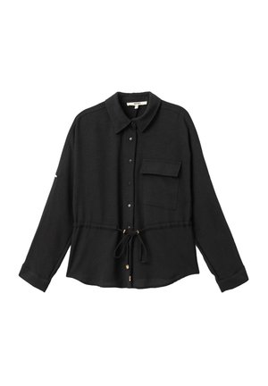 Blusa nera con chiusura a bottoni frontale, colletto e maniche lunghe. Presenta un punto vita regolabile, taschino sul petto e sottili accenti dorati.