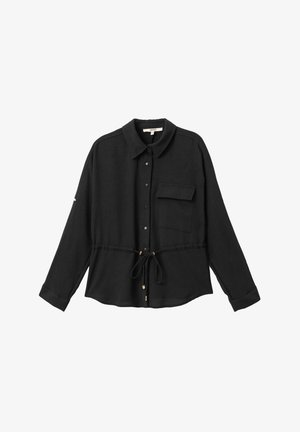 Blusa nera con chiusura a bottoni frontale, colletto e maniche lunghe. Presenta un punto vita regolabile, taschino sul petto e sottili accenti dorati.