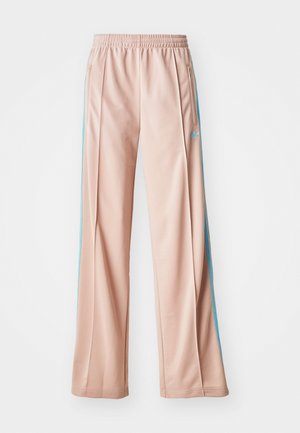 Calças desportivas rosa claro com um ajuste relaxado, apresentando riscas laterais azuis e um cós com cordão. Feitas de um tecido suave e leve.
