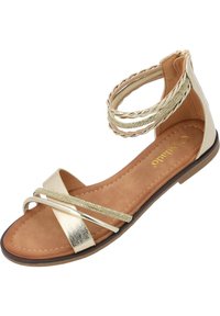 Goldene Sandale mit Riemchen und flachem Absatz, ausgestattet mit einem geflochtenen Knödelriemen und metallischen Akzenten. Weicher, hellbrauner Fußbett mit genähten Details.