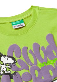 Grünes Baumwoll-T-Shirt mit lila, stilisiertem "Snoop"-Text und schwarzer Grafik von Snoopy. Geripptes Rundhalsdesign mit "Peanuts"-Label.