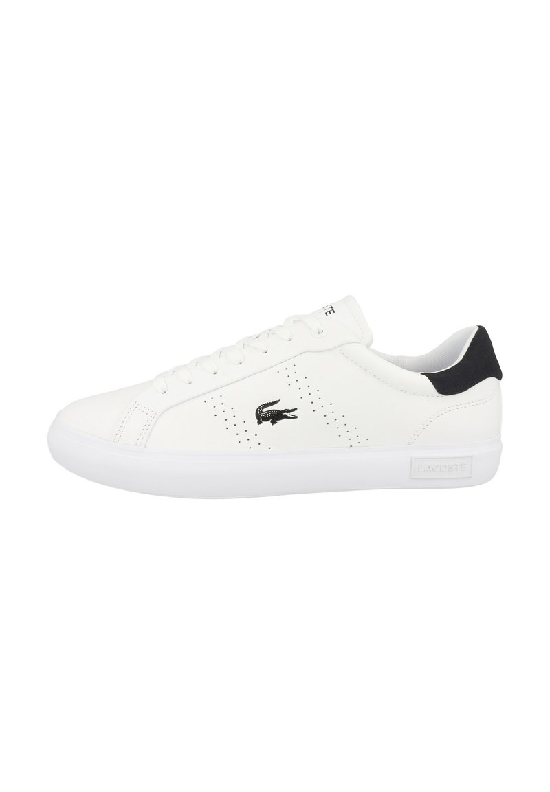 Hvid læder sneaker med lavtop design, tekstureret overflade, perforerede detaljer, sort hælaccent og sort Lacoste-logo.