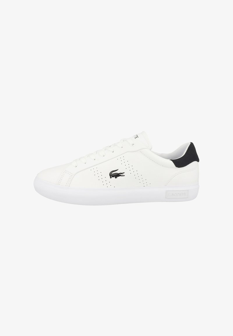 Witte leren sneaker met een lage halslijn, een gestructureerd oppervlak, geperforeerde details, een zwarte hielaccent en een zwart Lacoste-logo.