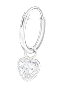 Orecchino a cerchio in argento con una chiara gemma a forma di cuore appesa a un anello circolare, texture liscia e finitura lucida.