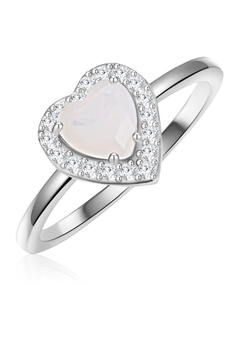Sudraba gredzens ar sirds formas opāla centrālo akmeni, ko ieskauj mazi caurspīdīgi akmeņi, ar gludu, pulētu joslu.