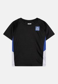 Melns sporta T-krekls ar zilām un baltām sānu paneļiem, apaļu kakla izgriezumu, īsām piedurknēm un Kappa logotipu augšējā kreisajā priekšpusē.