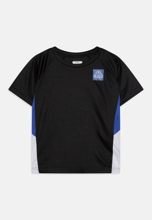 Juoda sportinė marškinė su mėlynomis ir baltomis šoninėmis juostelėmis, apvaliu kaklu, trumpomis rankovėmis ir Kappa logotipu kairėje viršutinėje dalyje.