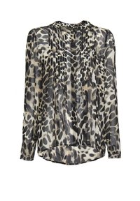 Blouse à manches longues en tissu léger avec un imprimé léopard noir et beige, dotée de plis sur le devant et d'un ourlet arrondi.