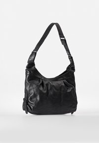 Czarna, miękka skórzana torba na ramię z regulowanym paskiem i detalem w postaci klamry, lekko fałdowana z przodu.