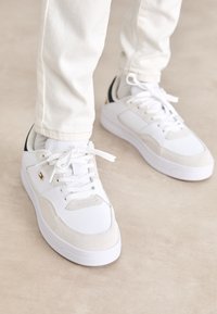 Unselected, white