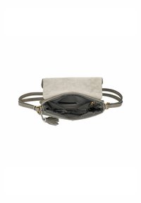 Borsa a tracolla in suede grigio con chiusura a patta, dotata di fodera interna a righe, hardware dorato e un accento con nappina removibile.