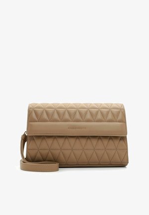 Bolso de mano de cuero beige acolchado con patrones de diamante, tapa plegable y correa de hombro desmontable. Sutil logo de la marca en la parte frontal.