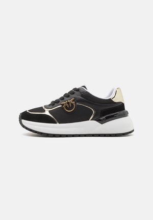 Sneaker nera con un upper testurizzato, dettagli dorati e un logo prominente. Presenta una suola intermedia bianca e una suola in gomma per una buona aderenza.