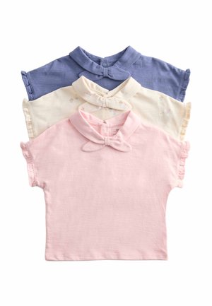 Drei Baby-Shirts mit kurzen Ärmeln in Pink, Creme mit Cupcake-Motiv und Blau, jeweils mit Schleifenkragen und vorderen Knöpfen.