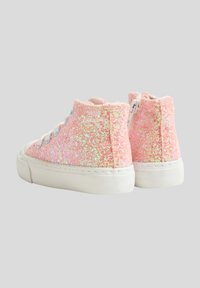 Różowe, połyskujące trampki typu high-top z teksturowanym wykończeniem, białą gumową podeszwą i okrągłymi sznurówkami. Posiadają zamek błyskawiczny z tyłu.