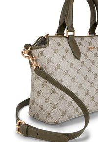 Bolso beige texturizado con detalles en verde oliva y herrajes dorados. Cuenta con tela estampada, asas dobles y una correa de hombro desmontable.