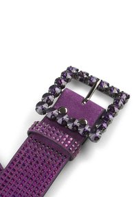 Cinturón morado con una correa texturizada, que cuenta con una hebilla metálica cuadrada adornada con cristales morados alrededor de los bordes.