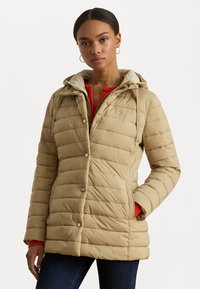 Casaco puffer bege com padrão quilted horizontal, capuz, botões de pressão e bolsos laterais. O interior apresenta um forro vermelho em contraste.