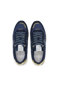 Baskets bleu marine avec des accents dorés, mettant en valeur un mélange de matériaux lisses et texturés, bout rond et système de laçage. Comprend un logo sur la languette.