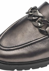 Mocassin en cuir métallique noir avec un large détail de chaîne noire et une semelle en caoutchouc épaisse, gros plan sur l'avant et le côté supérieur.
