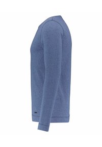 Blå långärmad tröja med texturerad stickning, rund halsringning och ribbade ärmslut. Har en liten logolapp nära fållen.