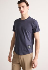 Calvin Klein Jeans - BADGE TURN UP SLEEVE - Paprasti marškinėliai - india ink Miniatiūros vaizdas 1