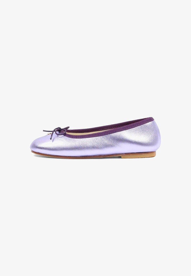 Bailarina metálica color lavanda con punta redondeada, ribete elástico morado y un pequeño lazo en la parte frontal. Suela plana para mayor comodidad.