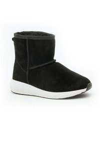 Stivaletti neri in suede con punta rotonda, parte superiore texturizzata, lacci elastici e suola in gomma bianca con un motivo decorativo.