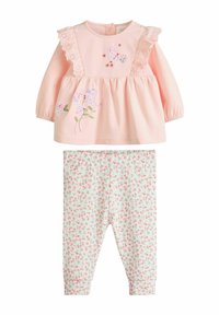 Rosa Langarmshirt mit Spitzenbesatz und floraler Stickerei, kombiniert mit hellgrünen Leggings mit einem kleinen Blumenmuster.