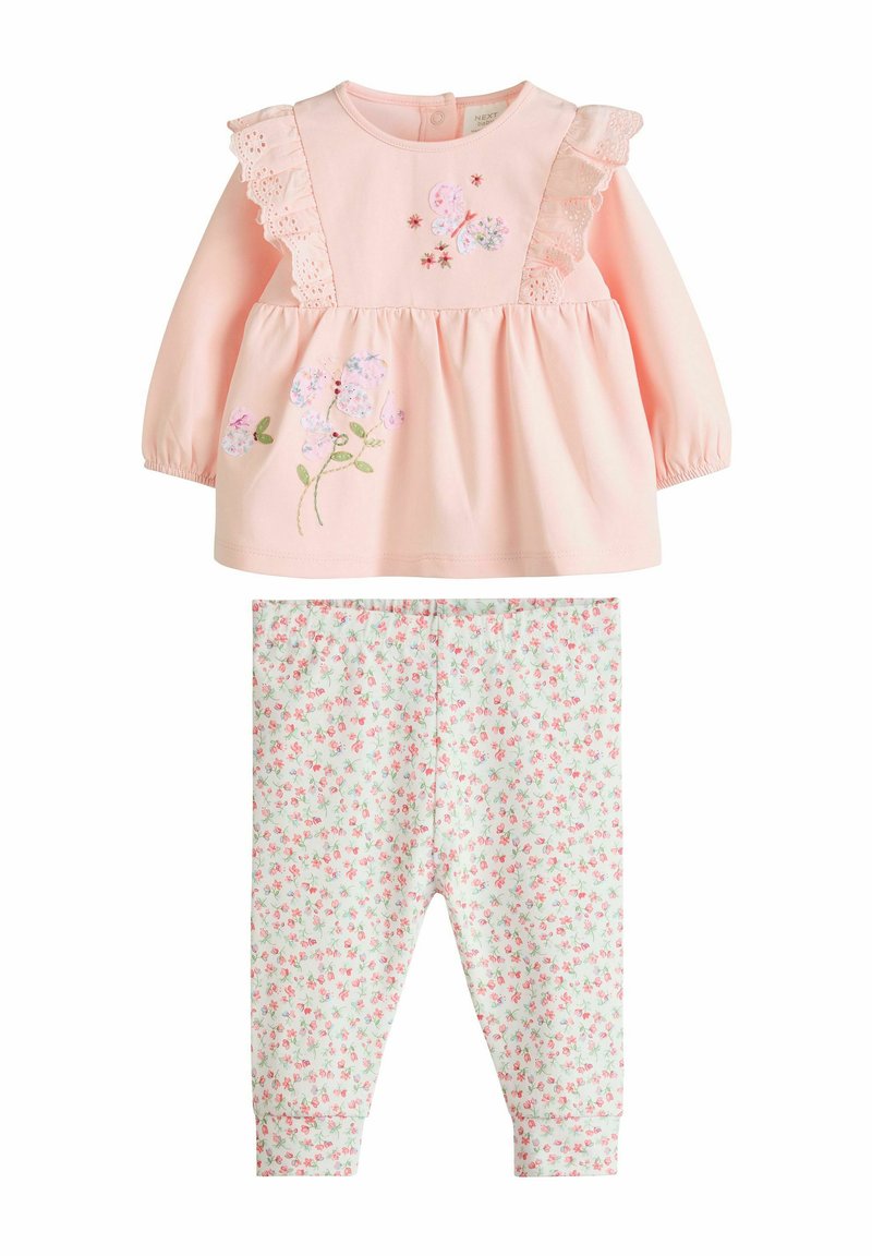 Rosa Langarmshirt mit Spitzenbesatz und floraler Stickerei, kombiniert mit hellgrünen Leggings mit einem kleinen Blumenmuster.