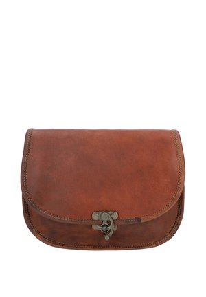 Braune Leder-Clutch mit sichtbaren Nähten und einem verzierten Metallverschluss vor weißem Hintergrund.