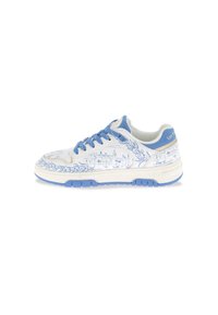 Des baskets blanches avec des lacets bleus, présentant un design détaillé de skyline bleu sur le dessus. Semelle texturée avec un accent bleu clair.