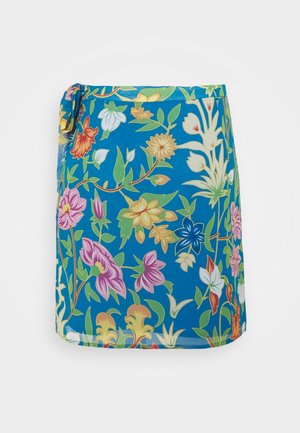 Jupe portefeuille bleue avec un motif floral multicolore, mettant en avant des fleurs et des feuilles roses, jaunes, blanches et vertes.